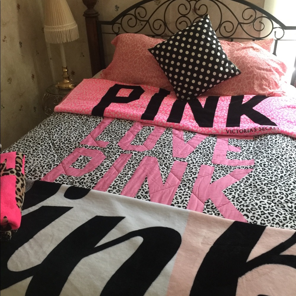 Love my new vs pink comforter! Just showing!💖